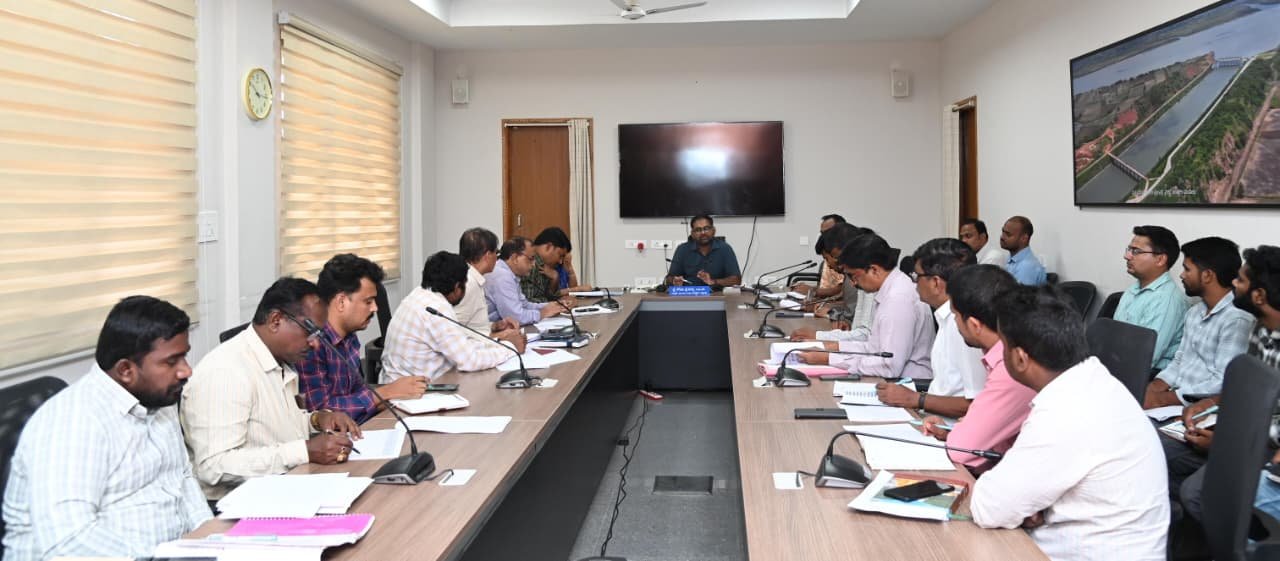 రామగుండం నియోజకవర్గ అభివృద్ధి పనులపై సమీక్ష నిర్వహించిన జిల్లా కలెక్టర్